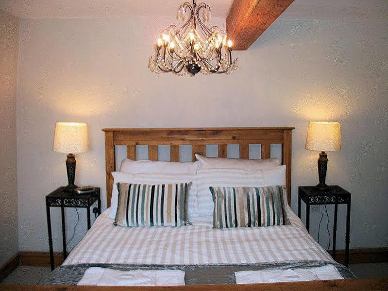 The Walnuts Country House West Row